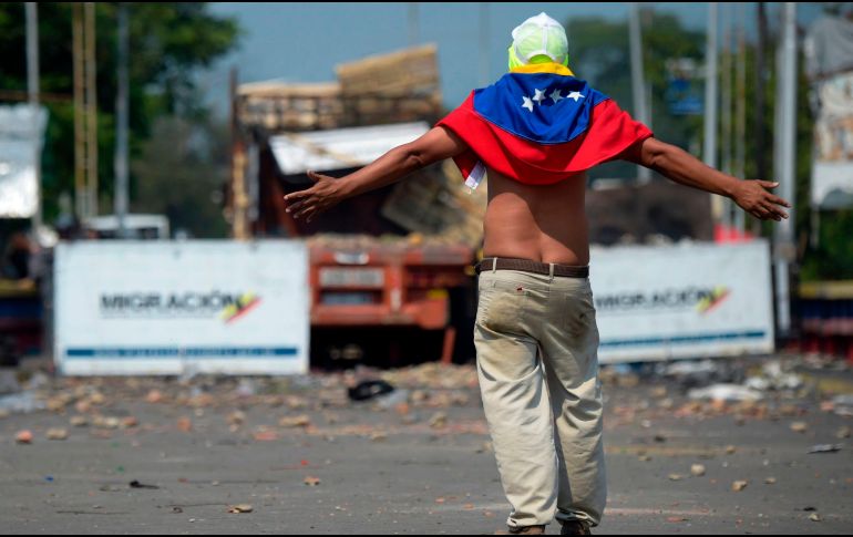 Los enfrentamientos violentos en puntos fronterizos comenzaron el sábado pasado durante la entrega de ayuda humanitaria a Venezuela. AFP / R. Arboleda
