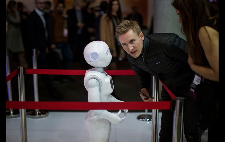 Un robot A XR-1 5G de CloudMinds habla con un visitante el MWC.