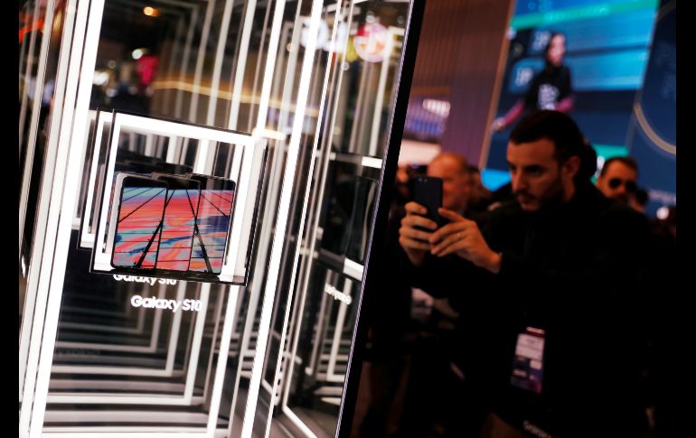 Los nuevos Galaxy S10 en el estand de Samsung.