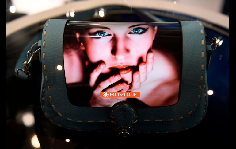 Una bolsa con el celular plegable  FlexiPai de Royole.