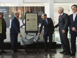 Autoridades del Conjunto Santander de Artes Escénicas y del banco aliado develaron la placa del convenio con duración de diez años. EL INFORMADOR / G. Gallo