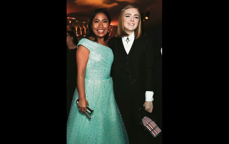 Las actrices Yalitza Aparicio y Elsie Fisher posan sonrientes y plenas ante las cámaras, en una de las múltiples fiestas posteriores a la entrega de premios. Aparicio protagonizó un buen “bailongo” tras la premiación. REUTERS