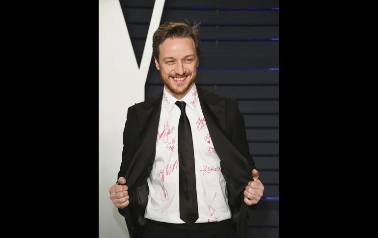 El actor James McAvoy literalmente salió “rayado” de la entrega del Oscar, ya que varias estrellas le “autografiaron” su camisa. AP