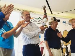 Rafael Alarcón (con el trofeo), forjó la carrera de figuras como Lorena Ochoa. EL INFORMADOR / F. Romero