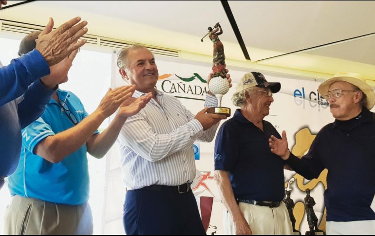 Rafael Alarcón (con el trofeo), forjó la carrera de figuras como Lorena Ochoa. EL INFORMADOR / F. Romero