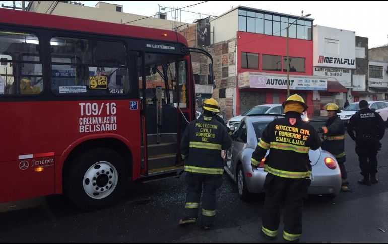 El accidente ocurrió la mañana de este martes en el cruce de avenida Niños Héroes y avenida 8 de Julio. ESPECIAL / Protección Civil Guadalajara