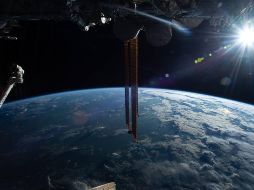 La luna de Júpiter, Europa y la luna de Saturno, Encelado, podrían tener respiraderos hidrotermales en los océanos bajo sus costras heladas. NASA/