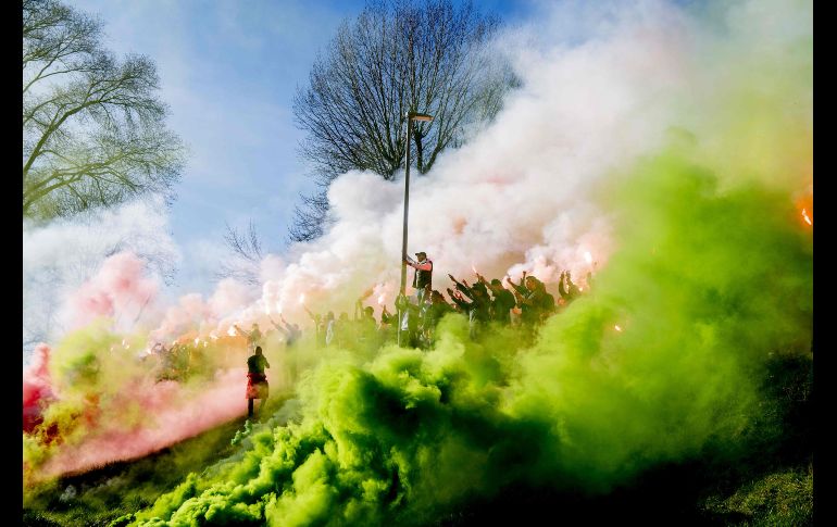 Fans muestran su apoyo al equipo de futbol holandés Feyenoord en Rotterdam, durante el último entrenamiento antes del juego por la copa ante el Ajax. AFP/ANP/R. Utrecht