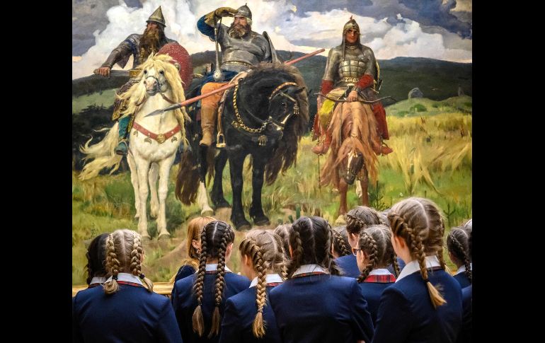 Estudiantes observan la obra 