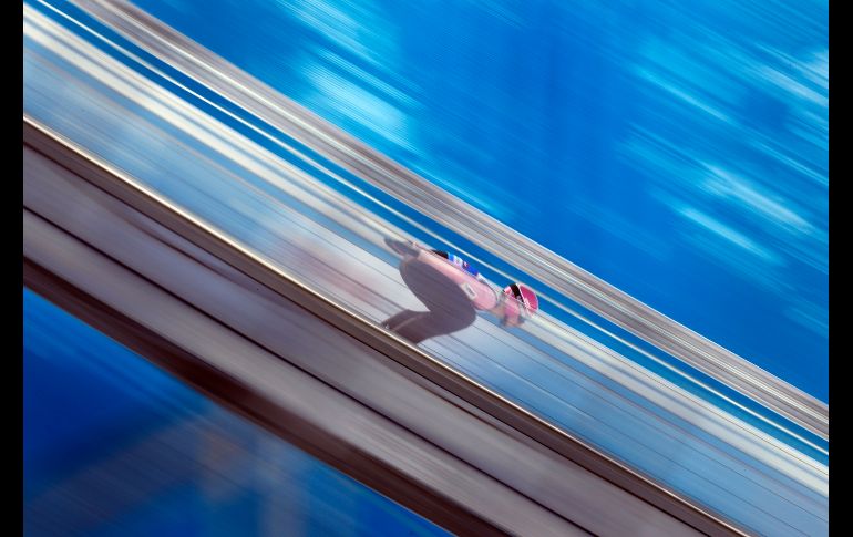 Filip Sakala, de República Checa, toma velocidad para su salto durante un entrenamiento de salto de esquí varonil en el campeonato mundial de esquí nórdico en Seefeld, Austria. AP/M. Schrader