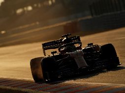 Norris corrió bajo la atenta mirada de su compañero Carlos Sainz y Fernando Alonso, quien estuvo de visita en el circuito de Montmeló. REUTERS / A. Gea