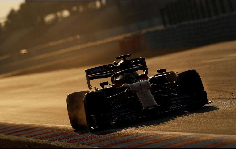 Norris corrió bajo la atenta mirada de su compañero Carlos Sainz y Fernando Alonso, quien estuvo de visita en el circuito de Montmeló. REUTERS / A. Gea