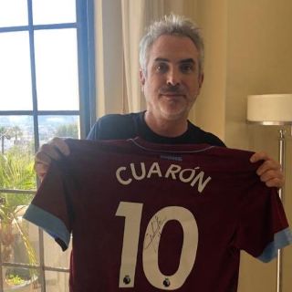 “Chicharito” dona camisetas a Alfonso Cuarón para apoyar a trabajadoras del hogar