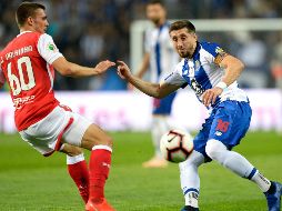 Herrera (D), capitán del Porto, propició el penalti que se convirtió en el primer gol de su equipo. EFE/F. Veludo