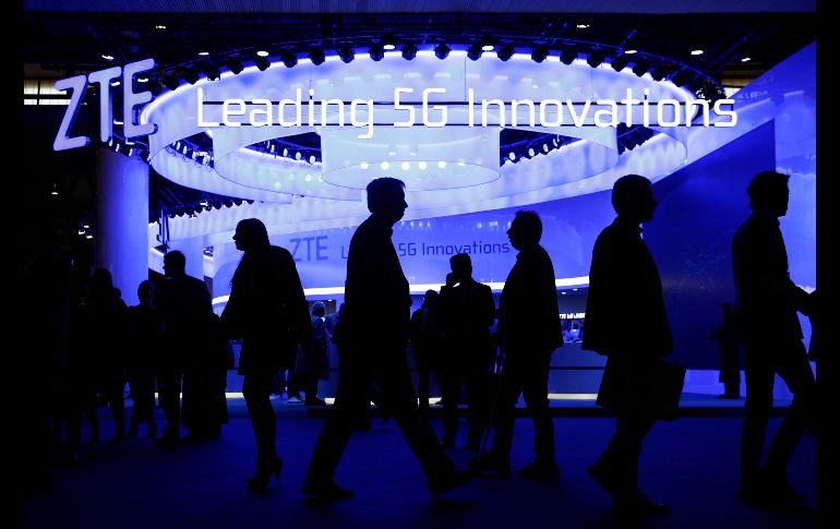 Visitantes caminan durante el Congreso Mundial de Móviles en Barcelona, España. AP/M. Fernández