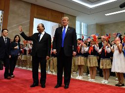 El presidente estadounidense Donald Trump camina con el primer ministro de Vietnam, Nguyen Xuan Phuc, para su reunión en la oficina gubernamental antes de la segunda cumbre entre Corea del norte y EU. AFP/M. Vatsyayana