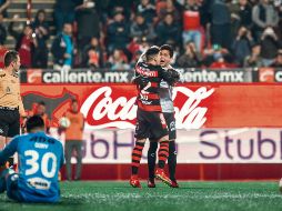 Gustavo Bou y el arquero Carlos Higuera, felices por el pase a Cuartos. MEXSPORT