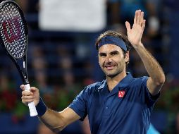 El helvético, en busca del título número cien de su carrera, avanzó a los cuartos de final del torneo de Dubái con otro difícil triunfo. REUTERS / A. Jadallah