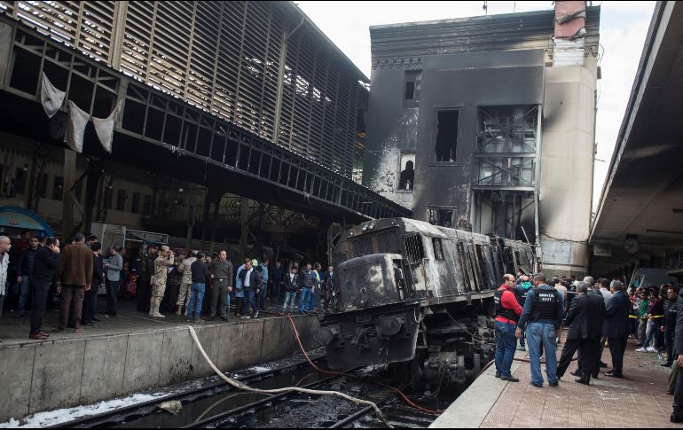Vista de los daños en uno de los andenes de la estación de tren central en El Cairo tras un incendio. EFE/K. Elfiqi