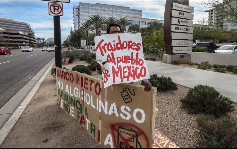 Manifestantes señalaron como autoridad responsable a la Secretaría de Economía por omitir su obligación de fijar los precios de la gasolina, así como a la SHCP. SUN/ARCHIVO