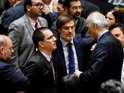 El ministro de Relaciones Exteriores de Venezuela, Jorge Arreaza (i), habla con el embajador de Siria ante las Naciones Unidas, Bashar al-Ja'afari (d), este martes. EFE/J. Lane