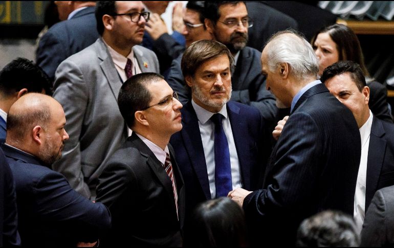 El ministro de Relaciones Exteriores de Venezuela, Jorge Arreaza (i), habla con el embajador de Siria ante las Naciones Unidas, Bashar al-Ja'afari (d), este martes. EFE/J. Lane
