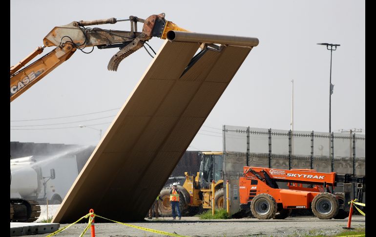 Con maquinaria pesada se procedió a demoler los prototipos este miércoles. AP/G. Bull