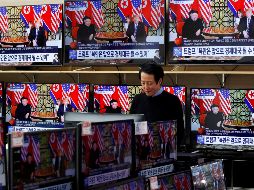 Un surcoreano ve una transmisión televisiva de la segunda reunión entre Donald J. Trump y Kim Jong-un, en un mercado de productos electrónicos de Yongsan. EFE/J. Heon-kyun