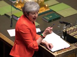 Ante las amenazas de dimisiones dentro de su propio gabinete por la posibilidad de una salida sin acuerdo, Theresa May dio su brazo a torcer sobre una prórroga limitada. AFP/M. Duffy