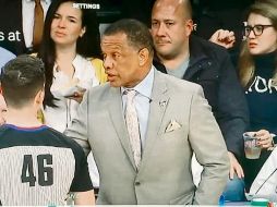 El Gobernador aprovechó el viaje para divertirse presenciando un juego de la NBA. ESPECIAL