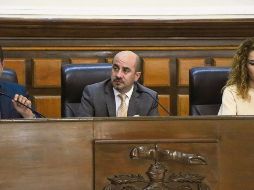 Al centro, Ismael del Toro presenta a los  ganadores del premio. CORTESÍA