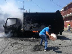 Así quedó un camión recolector tras la refriega. SUN