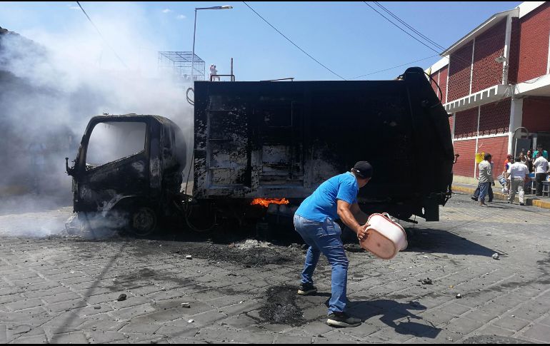Así quedó un camión recolector tras la refriega. SUN