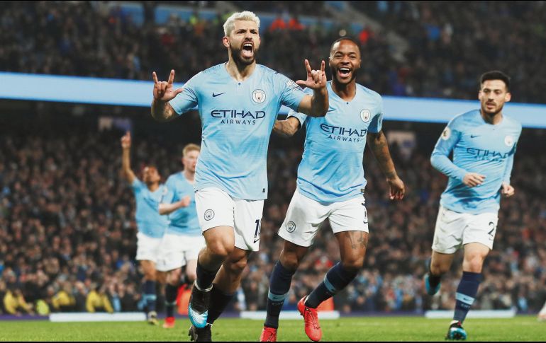“Kun” Agüero celebra tras marcar por la vía del penalti. REUTERS / J. Cairnduff