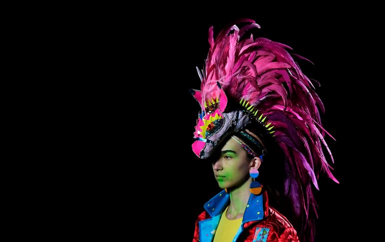 Una modelo muestra diseños de la colección de Manish Arora en París, Francia. AFP/C. Archambault