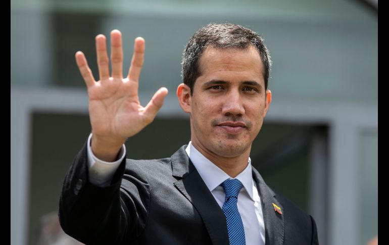 El jefe del Parlamento de Venezuela, Juan Guaidó, a su llegada al edificio de la Unión Europea en Brasilia, Brasil. Guaidó, reconocido como presidente del país por medio centenar de naciones, se reunirá con embajadores de esos Gobiernos, antes de entrevistarse con el mandatario Jair Bolsonaro. AFP/S. Lima