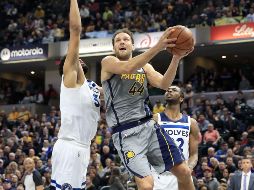 Bojan Bogdanovic anotó 35 puntos, su mayor cantidad en la temporada. AFP / A. Lyons