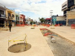 A pesar de que ya fue inaugurada la obra, los peatones del Paseo Fray Antonio Alcalde aún tienen que lidiar con numerosos desperfectos. EL INFORMADOR/E. Barrera