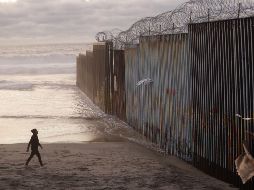 Trump pretende reunir casi ocho mil  millones de dólares para erigir unos 376 kilómetros de muro fronterizo. AP/ ARCHIVO
