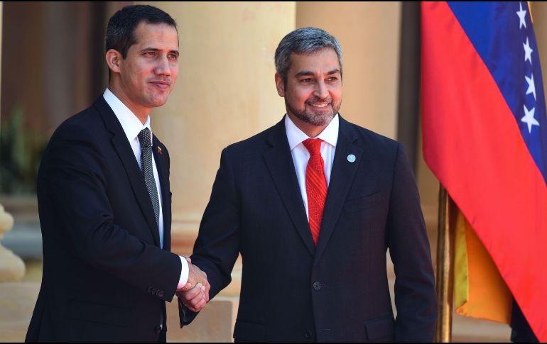 Guaidó (izq) y el presidente paraguayo, Mario Abdo Benítez (der) escucharon los himnos nacionales de sus respectivos países. AFP / N. Duarte