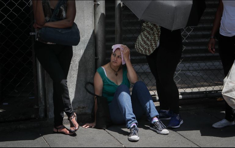 Los venezolanos tienen que hacer largas filas para poder comprar productos de primera necesidad. EFE / R. Peña