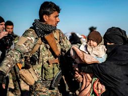 Miembros de las Fuerzas Sirias Democráticas apoyan en la evacuación de los civiles. AFP/D. Souleiman