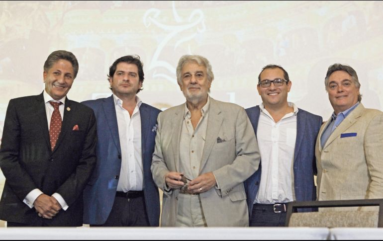 Plácido Domingo, a la derecha, junto con organizadores, dieron a conocer los pormenores del primer Encuentro Internacional de Zarzuela. EL INFORMADOR / A. Camacho