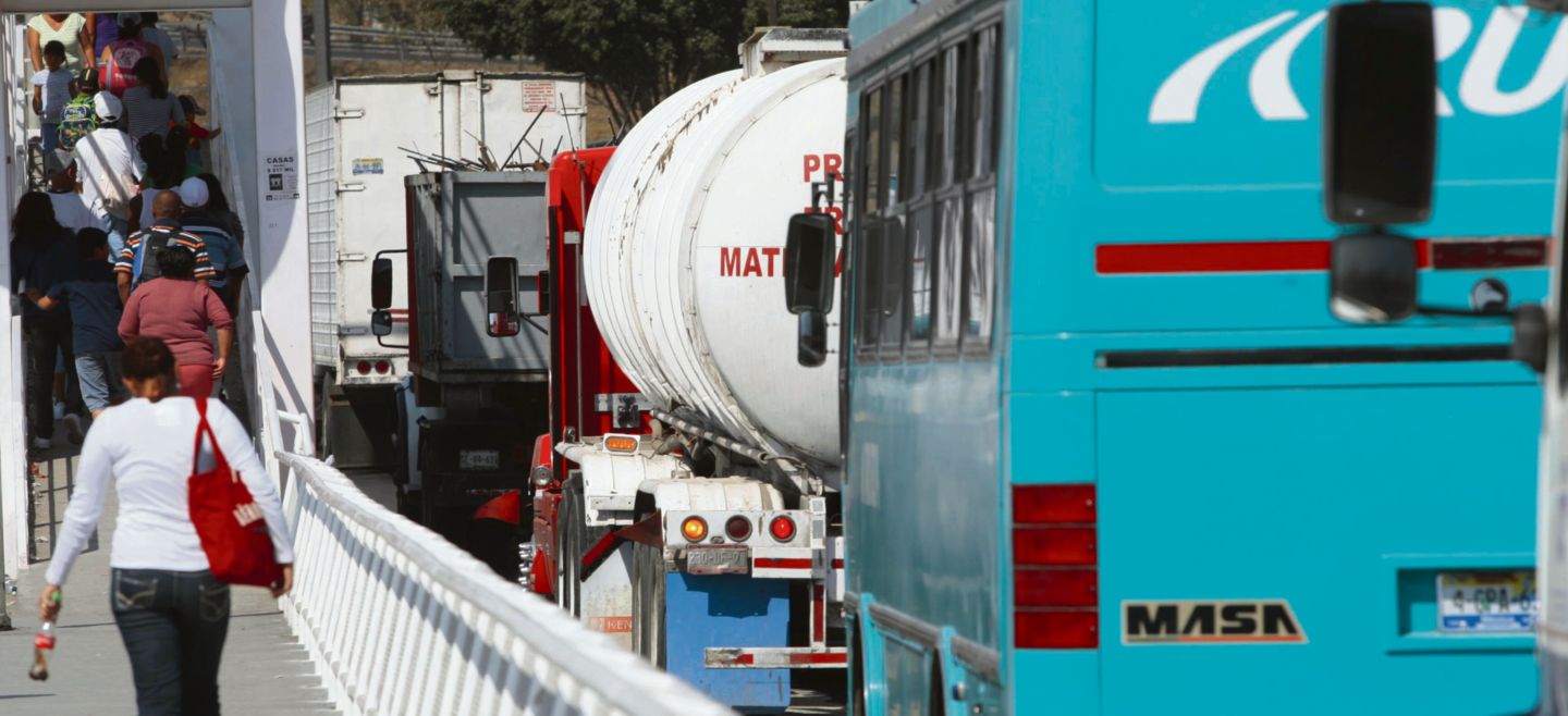 Autoridades y organizaciones civiles piden restringir los horarios del transporte de carga, sobre todo en horas pico. EL INFORMADOR