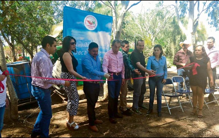 Agricultores y autoridades cortan el listón de inicio de actividades. ESPECIAL