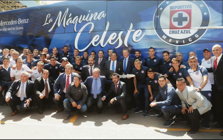 Cruz Azul presentó su nuevo transporte oficial. NOTIMEX