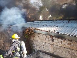 Para evitar personas lesionadas, autoridades evacuaron a 25 personas que se encontraban en fincas aledañas al taller. ESPECIAL/ Bomberos de Zapopan