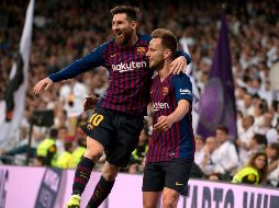 Messi (I) celebra con Rakitic (D), autor del gol del Barcelona. AFP/C. de la Torre