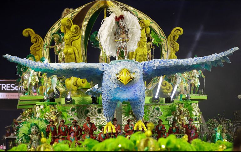 Al menos cinco millones de personas disfrutaron los blocos que desfilaron el primer día del carnaval en Río de Janeiro, Sao Paulo, Recife y Belo Horizonte. EFE/S. Moreira