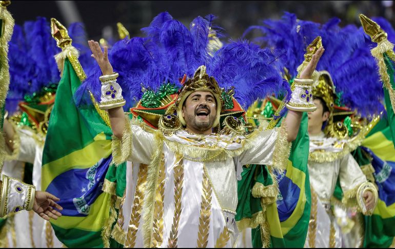 Al menos cinco millones de personas disfrutaron los blocos que desfilaron el primer día del carnaval en Río de Janeiro, Sao Paulo, Recife y Belo Horizonte. EFE/S. Moreira